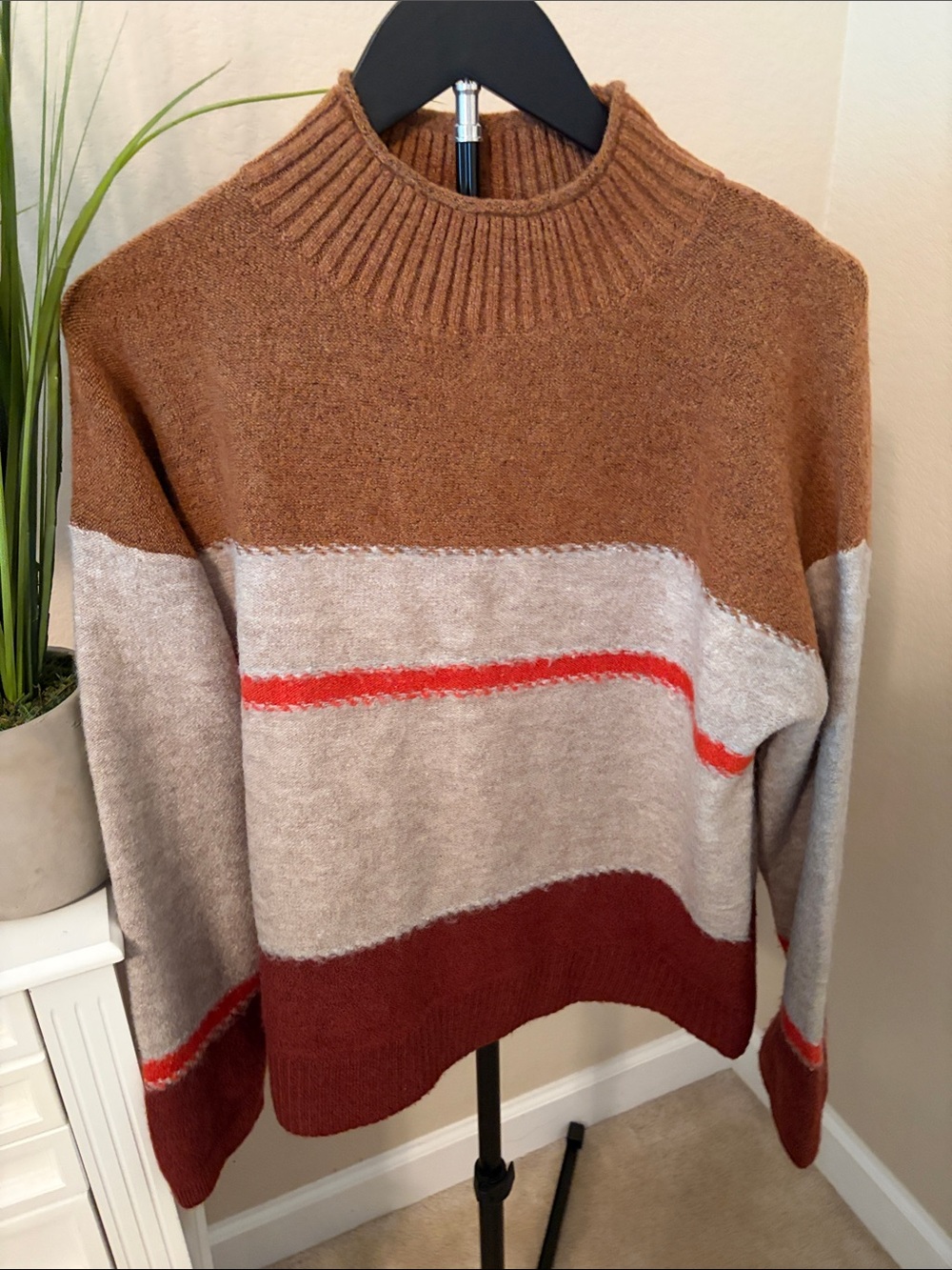 Universal thread Woman’sColorblock Crewneck Sweater in Brown & Beige